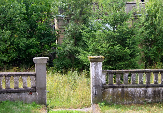 kamenný plot s betonovými sloupky
