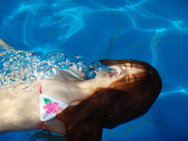dívka plave pod vodou